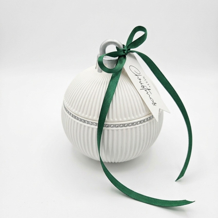 Свещ Christmas Bauble Elegance - Бяла / Златна / Зимна магия